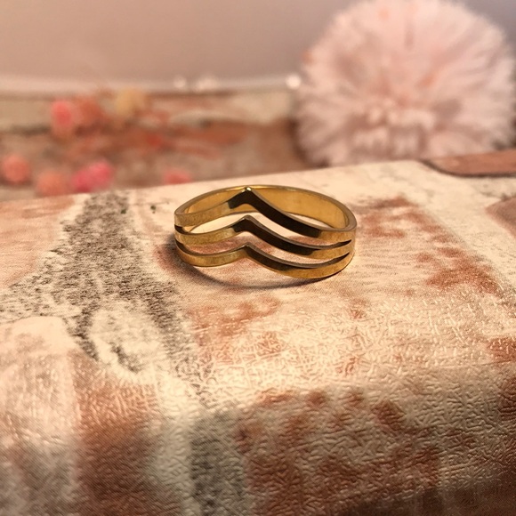 Stainless Steel Gold Unique Cutout Design Ring Sz 10 - Picture 2 of 3